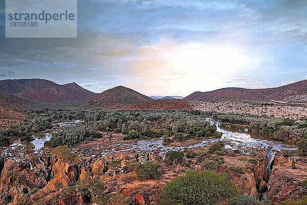 Warmes Licht an den Epupa Fällen  Namibia  nahe der Grenze zu Angola  Afrika