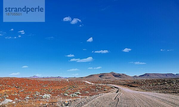 Straße und Landschaft im Norden von Namibia