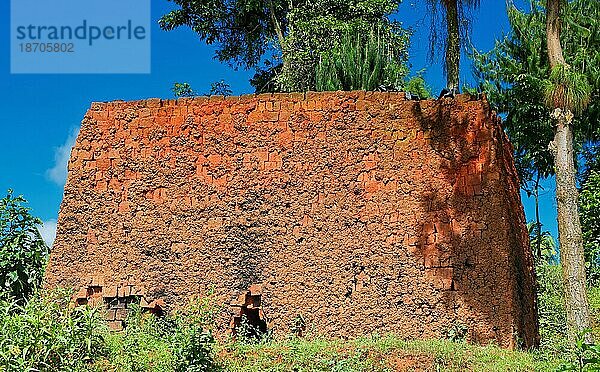 Einfacher Lehmofen für Ziegelsteine im Süden Ugandas