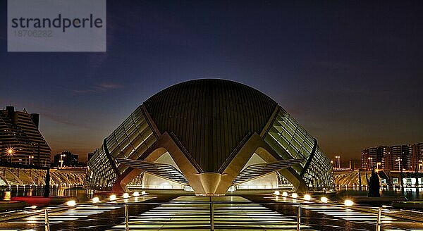 Die Ciudad de las Artes y de las Ciencias ist ein Science Center in Valencia. Die Bauzeit dauerte von 1991 bis 2006. Es liegt in dem trockenem Flussbett des Río Turia.Es wurde von dem Architekten Santiago Calatrava entworfen und im Juli 1996 eröffnet