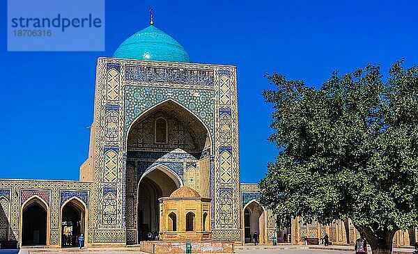 BUKHARA  UZBEKISTAN 1. MAI 2019: Po i Kalan oder Poi Kalan  ein islamischer religiöser Komplex um das Kalan Minarett in Buchara  Usbekistan  Asien