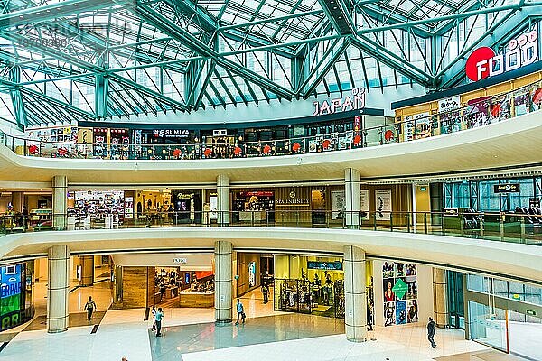 SINGAPUR 5. MÄRZ 2020: Das Innere des Einkaufszentrums Suntec City in Singapur