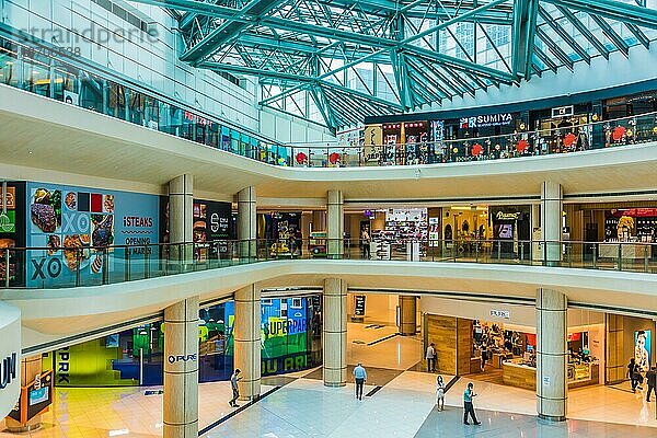 SINGAPUR 5. MÄRZ 2020: Das Innere des Einkaufszentrums Suntec City in Singapur