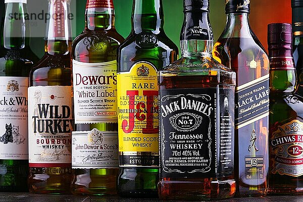 POZNAN  POLEN 16. NOVEMBER 2018: Flaschen mehrerer globaler Whiskey Marken  der beliebtesten Spirituose der Welt