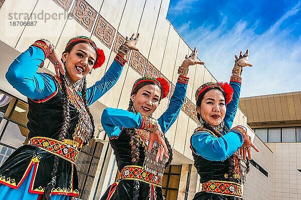 NUKUS  UZBEKISTAN 6. MAI 2019: Drei traditionell gekleidete Volkstänzerinnen in Nukus  Usbekistan  Asien