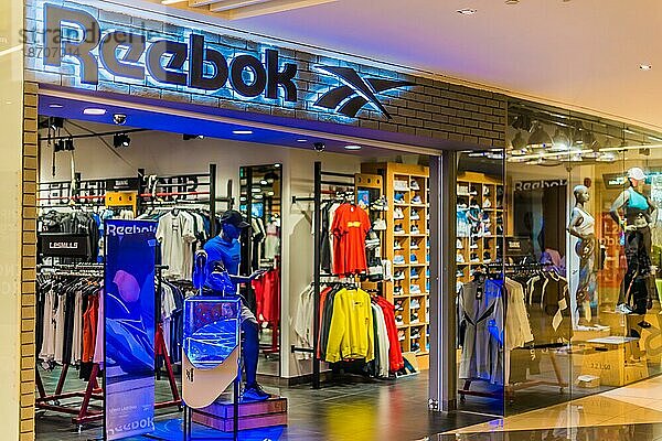 SINGAPUR 5. MÄRZ 2020: Vordereingang des Reebok Geschäfts in einem Einkaufszentrum in Singapur