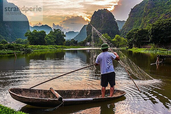 Fischer auf einem Boot in Trang An  einem landschaftlich reizvollen Gebiet in der Nähe von Ninh Binh  Vietnam  das 2014 in die Liste des UNESCO Weltkulturerbes aufgenommen wurde  Asien