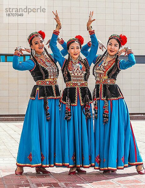 NUKUS  UZBEKISTAN 6. MAI 2019: Drei traditionell gekleidete Volkstänzerinnen in Nukus  Usbekistan  Asien