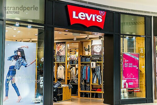 SINGAPUR 5. MÄRZ 2020: Vordereingang des Levis Geschäfts in einem Einkaufszentrum in Singapur