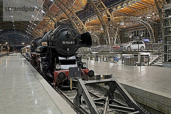 Dampflokomotive auf dem Museumsgleis 24 als optische Trennung zu den PKW-Stellplätzen im Hauptbahnof  Leipzig  Sachsen  Deutschland  Europa