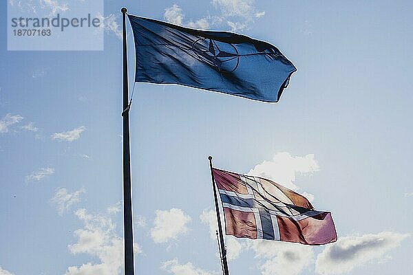 Die Flagge der NATO und von Norwegen  aufgenommen im Rahmen des Treffens der NATO-Aussenministerinnen und Aussenministern in Oslo  01.06.2023.  Oslo  Norwegen  Europa