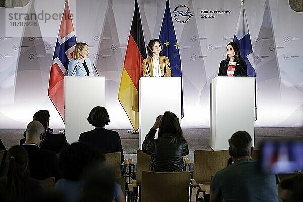 (L-R) Anniken Huitfeldt  Außenministerin von Norwegen  Annalena Bärbock  Bundesaussenministerin  und Johanna Sumuvuori  Staatssekretärin im Außenministerium Finnland  aufgenommen bei einer Pressekonferenz im Rahmen des Treffens der Aussenministerinnen und Außenminister des Ostseerates in Wismar  02.06.2023.  Wismar  Deutschland  Europa