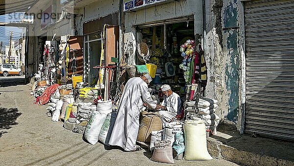 Straßenszene  Handel  Laden  Männer  Kleidung  traditionell  Lebensmittel  Oman  Schlachtung  Asien
