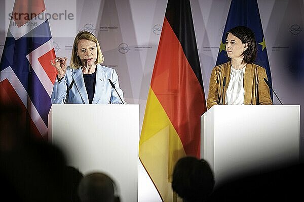 (L-R) Anniken Huitfeldt  Außenministerin von Norwegen  und Annalena Bärbock  Bundesaussenministerin  aufgenommen bei einer Pressekonferenz im Rahmen des Treffens der Aussenministerinnen und Außenminister des Ostseerates in Wismar  02.06.2023.  Wismar  Deutschland  Europa