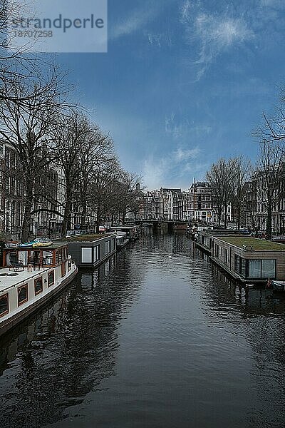 Gracht in Amsterdam  Hauptstadt der Niederlande  Holland