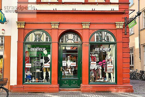 Außenansicht des Demmer Ladens in Heidelberg  einem Geschäft  das Sicherheitsartikel  Waffen und traditionelle bayerische Mode wie Dirndlkleider und Lederhosen verkauft  Heidelberg  Deutschland  Europa