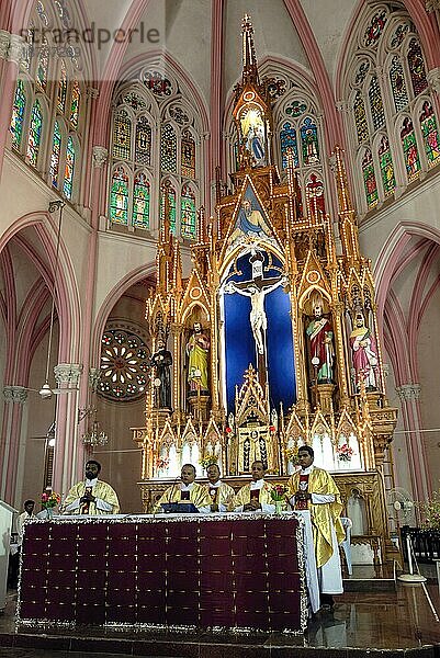 Heilige Messe  Die 1840 erbaute Kirche unserer Lieben Frau von Lourdes ist die Nachbildung der Lourdes-Basilika in Tiruchirappalli Trichy  Tamil Nadu  Südindien  Indien  Asien. Gallisch-katholischer Stil  Asien