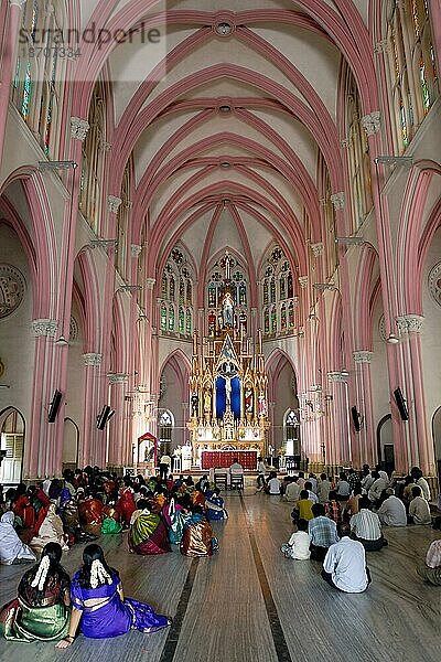 Innenraum  Die 1840 erbaute römisch-katholische Kirche Unserer Lieben Frau von Lourdes ist die Nachbildung der Basilika von Lourdes in Tiruchirappalli Trichy  Tamil Nadu  Südindien  Indien  Asien. Gallisch-katholischer Stil  Asien