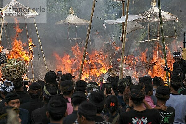 Die Sarkophage die die Knochen oder Leichname der Verstorbenen beinhalten werden während der Verbrennungszeremonie (Ngaben)  verbrannt  Ubud  Bali  Indonesien  Asien