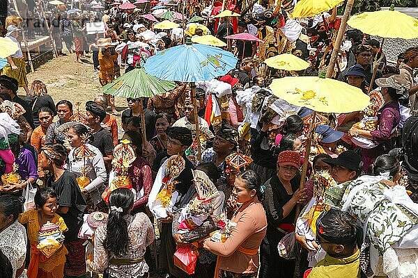 Verbrennungszeremonie (Ngaben)  Vorbereitung auf dem Verbrennungsplatz  Ubud  Bali  Indonesien  Asien