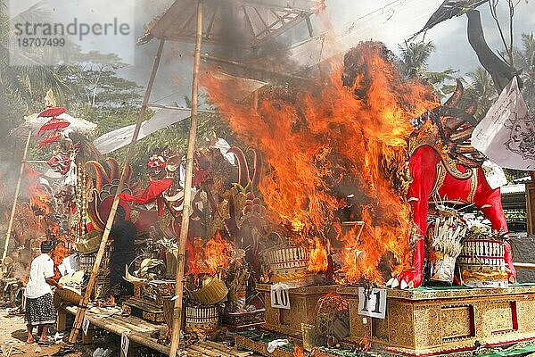 Die Sarkophage die die Knochen oder Leichname der Verstorbenen beinhalten werden während der Verbrennungszeremonie (Ngaben)  verbrannt  Ubud  Bali  Indonesien  Asien