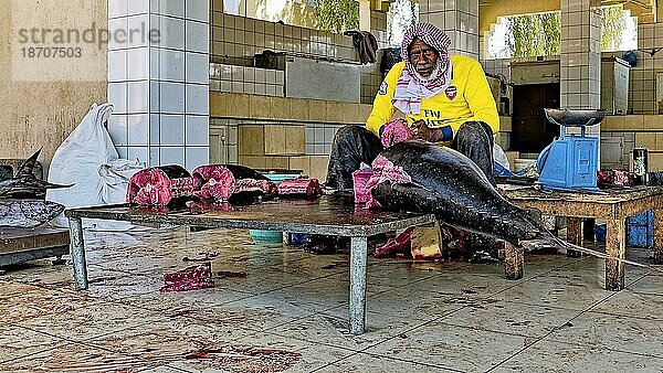Straßenszene  Handel  Laden  Mann zerlegt Thunfisch  Kopftuch  Kleidung  traditionell  Oman  Schlachtung  Asien