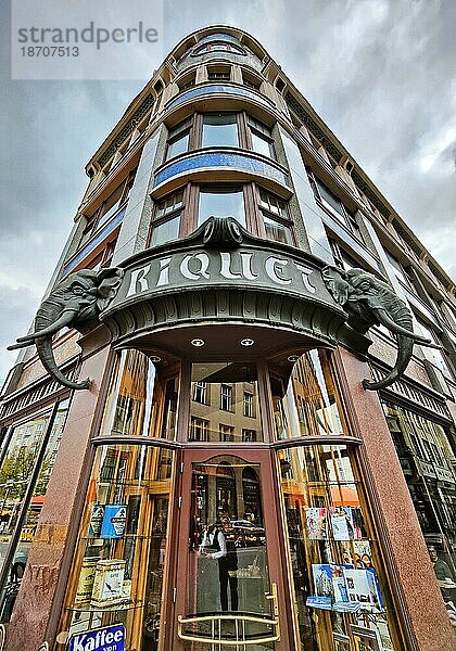 Riquethaus  Kaffeehaus Riquet Café  Eingang mit zwei Elefanten  Jugendstilcafe  Jugendstil  Leipzig  Sachsen  Deutschland  Europa
