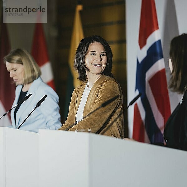 (L-R) Anniken Huitfeldt  Außenministerin von Norwegen  Annalena Bärbock (Bündnis 90 Die Grünen)  Bundesaussenministerin  und Johanna Sumuvuori  Staatssekretärin im Außenministerium von Finnland  aufgenommen bei einer Pressekonferenz nach dem Treffen der Aussenministerinnen und Außenminister des Ostseerates in Wismar  02.06.2023.  Wismar  Germany