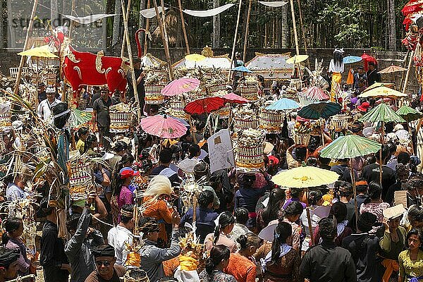 Verbrennungszeremonie (Ngaben)  Vorbereitung auf dem Verbrennungsplatz  Ubud  Bali  Indonesien  Asien