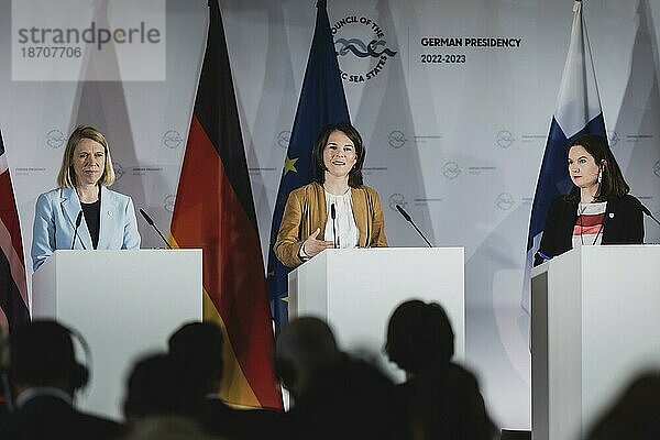 (L-R) Anniken Huitfeldt  Außenministerin von Norwegen  Annalena Bärbock (Bündnis 90 Die Grünen)  Bundesaussenministerin  und Johanna Sumuvuori  Staatssekretärin im Außenministerium von Finnland  aufgenommen bei einer Pressekonferenz nach dem Treffen der Aussenministerinnen und Außenminister des Ostseerates in Wismar  02.06.2023.  Wismar  Germany