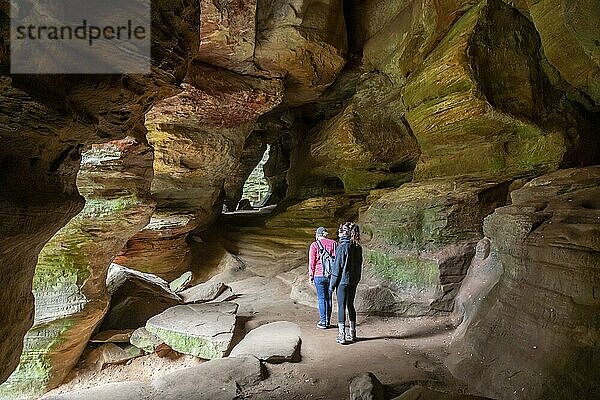 Logan  Ohio: Besucher erkunden das Rock House  eine Höhle im Hocking Hills State Park  die den amerikanischen Ureinwohnern und später vielleicht auch Banditen als Heim diente. Die Höhle entstand  als Wasser die Black Hand Sandstone Formation erodierte
