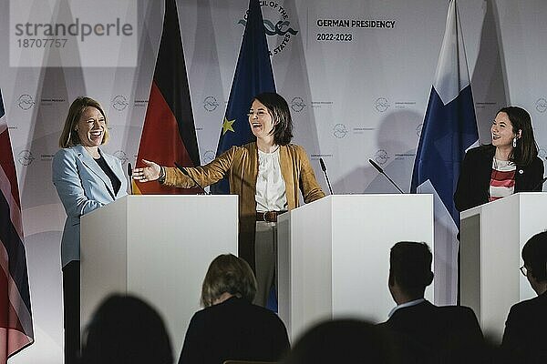 (L-R) Anniken Huitfeldt  Außenministerin von Norwegen  Annalena Bärbock (Bündnis 90 Die Grünen)  Bundesaussenministerin  und Johanna Sumuvuori  Staatssekretärin im Außenministerium von Finnland  aufgenommen bei einer Pressekonferenz nach dem Treffen der Aussenministerinnen und Außenminister des Ostseerates in Wismar  02.06.2023.  Wismar  Germany