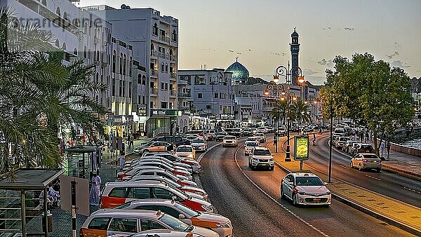 Maskat  Muskat  Corniche  Stadtansicht  Abend  Autos  Atmosphäre  Licht  Stimmung  Maskat  Oman  Schlachtung  Asien
