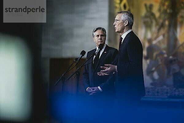 (R-L) Jens Stoltenberg  Generalsekretär der NATO  und Antony Blinken  Außenminister der Vereinigten Staaten von Amerika  aufgenommen im Rahmen des Treffens der NATO-Aussenministerinnen und Aussenministern in Oslo  01.06.2023.  Oslo  Norwegen  Europa