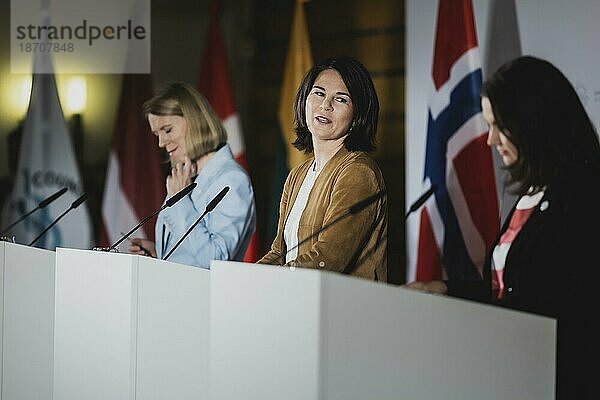 (L-R) Anniken Huitfeldt  Außenministerin von Norwegen  Annalena Bärbock (Bündnis 90 Die Grünen)  Bundesaussenministerin  und Johanna Sumuvuori  Staatssekretärin im Außenministerium von Finnland  aufgenommen bei einer Pressekonferenz nach dem Treffen der Aussenministerinnen und Außenminister des Ostseerates in Wismar  02.06.2023.  Wismar  Germany