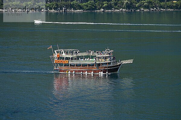 Großes Ausflugboot für Touristen auf der Bucht von Kotor bei Perast  Adriaküste  Montenegro  Europa