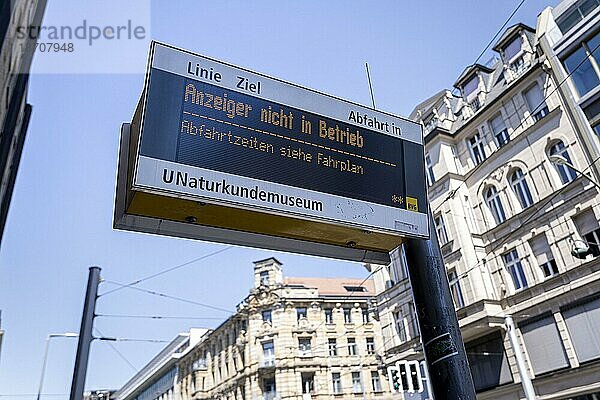 Eine Anzeige an der Tramstation U-Bahnhof Naturkundemuseum ist außer Betrieb. Berlin  30.05.2023.  Berlin  Deutschland  Europa