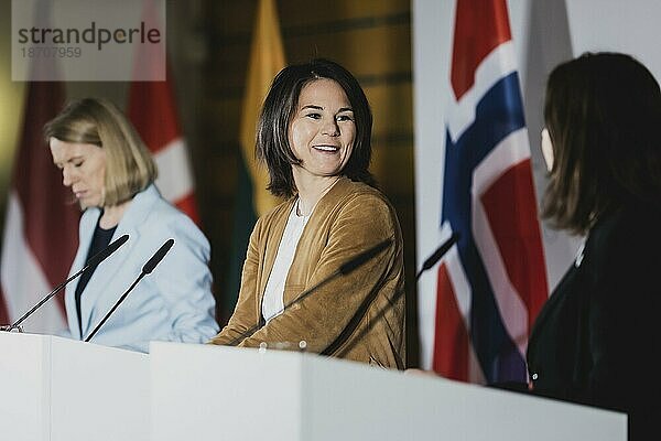 (L-R) Anniken Huitfeldt  Außenministerin von Norwegen  Annalena Bärbock (Bündnis 90 Die Grünen)  Bundesaussenministerin  und Johanna Sumuvuori  Staatssekretärin im Außenministerium von Finnland  aufgenommen bei einer Pressekonferenz nach dem Treffen der Aussenministerinnen und Außenminister des Ostseerates in Wismar  02.06.2023.  Wismar  Germany