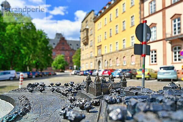 Miniatur Tastmodellnachbildung für Blinde des historischen Stadtzentrums mit Fokus auf das Schloss und unscharfer Straße im Hintergrund  Aschaffenburg  Deutschland  Europa