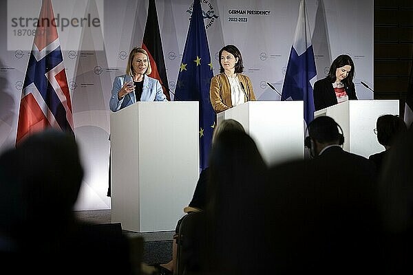 (L-R) Anniken Huitfeldt  Außenministerin von Norwegen  Annalena Bärbock  Bundesaussenministerin  und Johanna Sumuvuori  Staatssekretärin im Außenministerium Finnland  aufgenommen bei einer Pressekonferenz im Rahmen des Treffens der Aussenministerinnen und Außenminister des Ostseerates in Wismar  02.06.2023.  Wismar  Deutschland  Europa