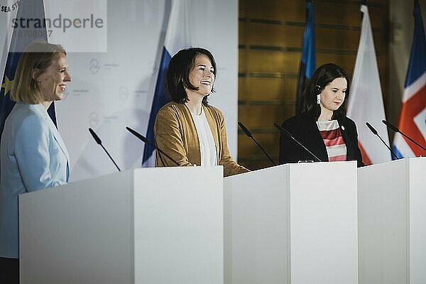 (L-R) Anniken Huitfeldt  Außenministerin von Norwegen  Annalena Bärbock (Bündnis 90 Die Grünen)  Bundesaussenministerin  und Johanna Sumuvuori  Staatssekretärin im Außenministerium von Finnland  aufgenommen bei einer Pressekonferenz nach dem Treffen der Aussenministerinnen und Außenminister des Ostseerates in Wismar  02.06.2023.  Wismar  Germany