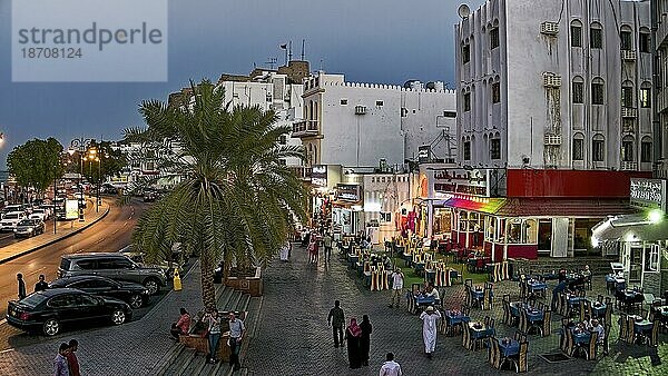 Maskat  Muskat  Corniche  Stadtansicht  Abend  Autos  Atmosphäre  Licht  Stimmung  Maskat  Oman  Schlachtung  Asien