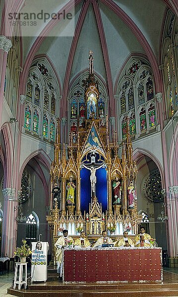 Heilige Messe  Die 1840 erbaute Kirche unserer Lieben Frau von Lourdes ist die Nachbildung der Lourdes-Basilika in Tiruchirappalli Trichy  Tamil Nadu  Südindien  Indien  Asien. Gallisch-katholischer Stil  Asien