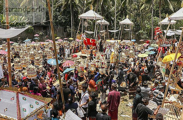 Verbrennungszeremonie (Ngaben)  Vorbereitung auf dem Verbrennungsplatz  Ubud  Bali  Indonesien  Asien