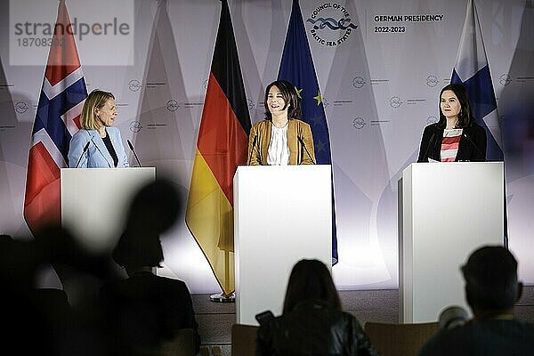 (L-R) Anniken Huitfeldt  Außenministerin von Norwegen  Annalena Bärbock  Bundesaussenministerin  und Johanna Sumuvuori  Staatssekretärin im Außenministerium Finnland  aufgenommen bei einer Pressekonferenz im Rahmen des Treffens der Aussenministerinnen und Außenminister des Ostseerates in Wismar  02.06.2023.  Wismar  Deutschland  Europa