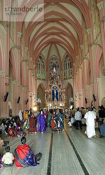 Innenraum  Die 1840 erbaute römisch-katholische Kirche Unserer Lieben Frau von Lourdes ist die Nachbildung der Basilika von Lourdes in Tiruchirappalli Trichy  Tamil Nadu  Südindien  Indien  Asien. Gallisch-katholischer Stil  Asien