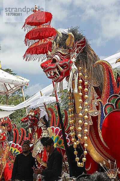 Stiersarkophag  Verbrennungszeremonie (Ngaben)  Vorbereitung auf dem Verbrennungsplatz  Ubud  Bali  Indonesien  Asien