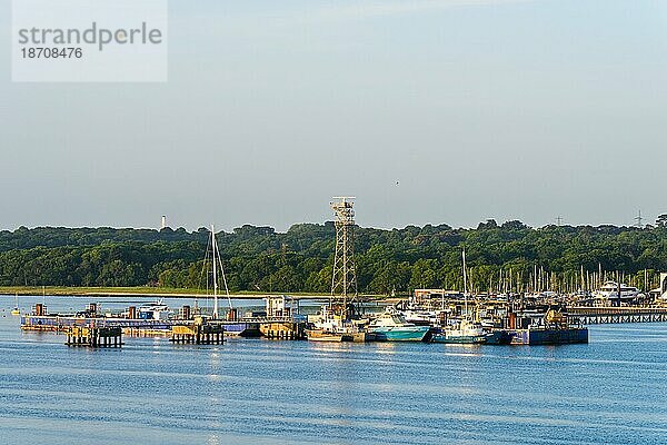 Sonnenaufgang über Hythe Marina  Southampton  Hampshire  England  Großbritannien  Europa