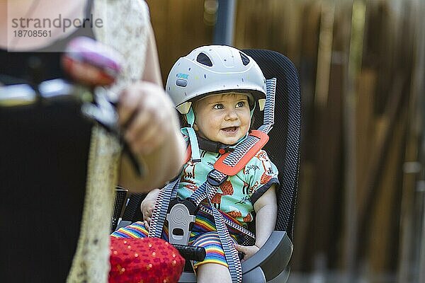 Kleinkind  11 Monate alt  mit Fahrradhelm.  Bonn  Deutschland  Europa