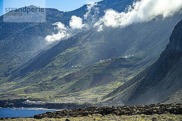 Blick von Arenas Blancas auf die Landschaft beim Dorf Sabinosa  El Hierro  Kanarische Inseln  Spanien  Europa